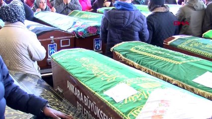 Trafik kazasında ölen 2 kadın son yolculuğuna uğurlandı