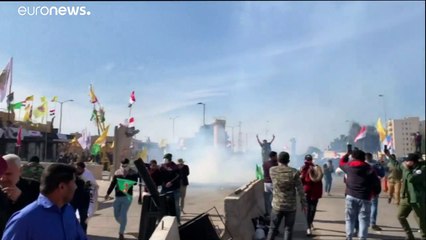 Washington manda rinforzi a Baghdad, accolti da sassaiola