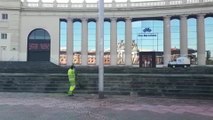 Los operarios dejan limpia Barcelona a primera hora de la mañana