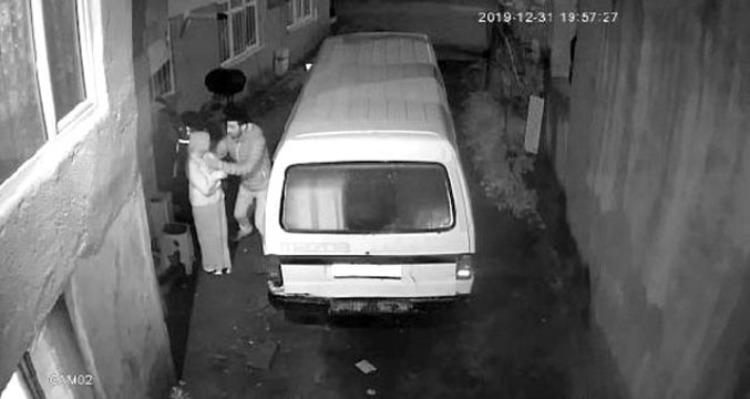 Gözü dönmüş sapık, kadını takip edip evinin önünde taciz etti