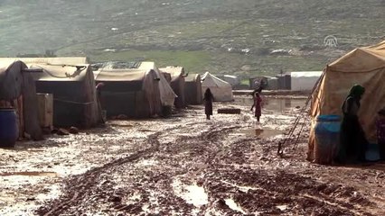 İdlib'de su ve çamur altında kalan kampta çaresiz bekleyiş sürüyor