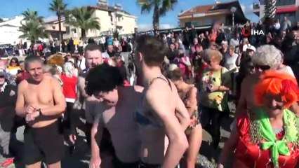 Fethiye'de yabancılar yardım için kostümlerle denize girdi