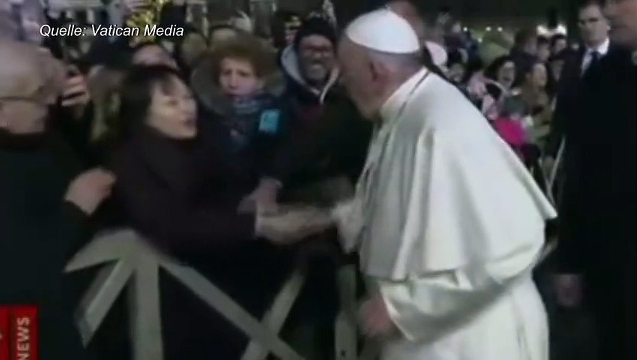 Klaps auf die Hand: Papst ist sauer auf zudringliche Anhängerin