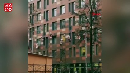 İtfaiyeci Noel Babalar, çocuklar için hastaneye çatıdan indi