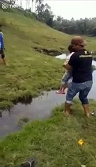 Este hombre logra que su hija cruce un arroyo sin mojarse pero a él le pasa esto…