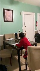 Un niño de 6 años hace la tarea con Alexa y su madre lo pilla