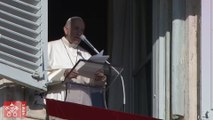 El Papa pide disculpas tras reprender a una mujer que le agarró