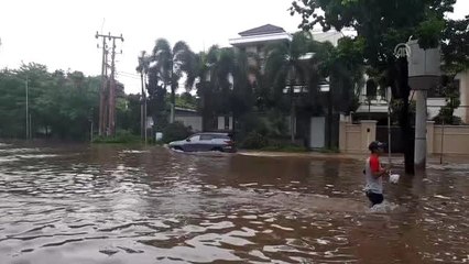 Endonezya'da sel 2 can aldı