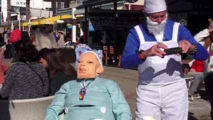 Yardıma muhtaç çocuklar için kostümlerle denize girdiler