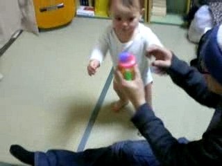 Iris une grande qui boit toute seule a la paille.