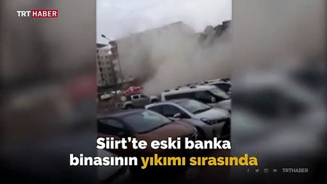 Yıkımı yapılan bina bitişikteki binanın üzerine devrildi