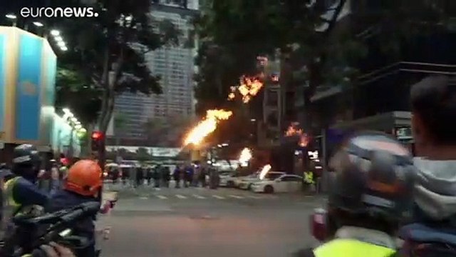 Capodanno ad Hong Kong: botti, molotov e gas lacrimogeni