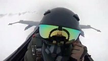 Así fue le momento exacto en que un rayo alcanza el casco de un piloto de caza kuwaití