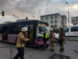 Zeytinburnu'nda durakta otobüs bir başka otobüse çarptı: 15 yaralı