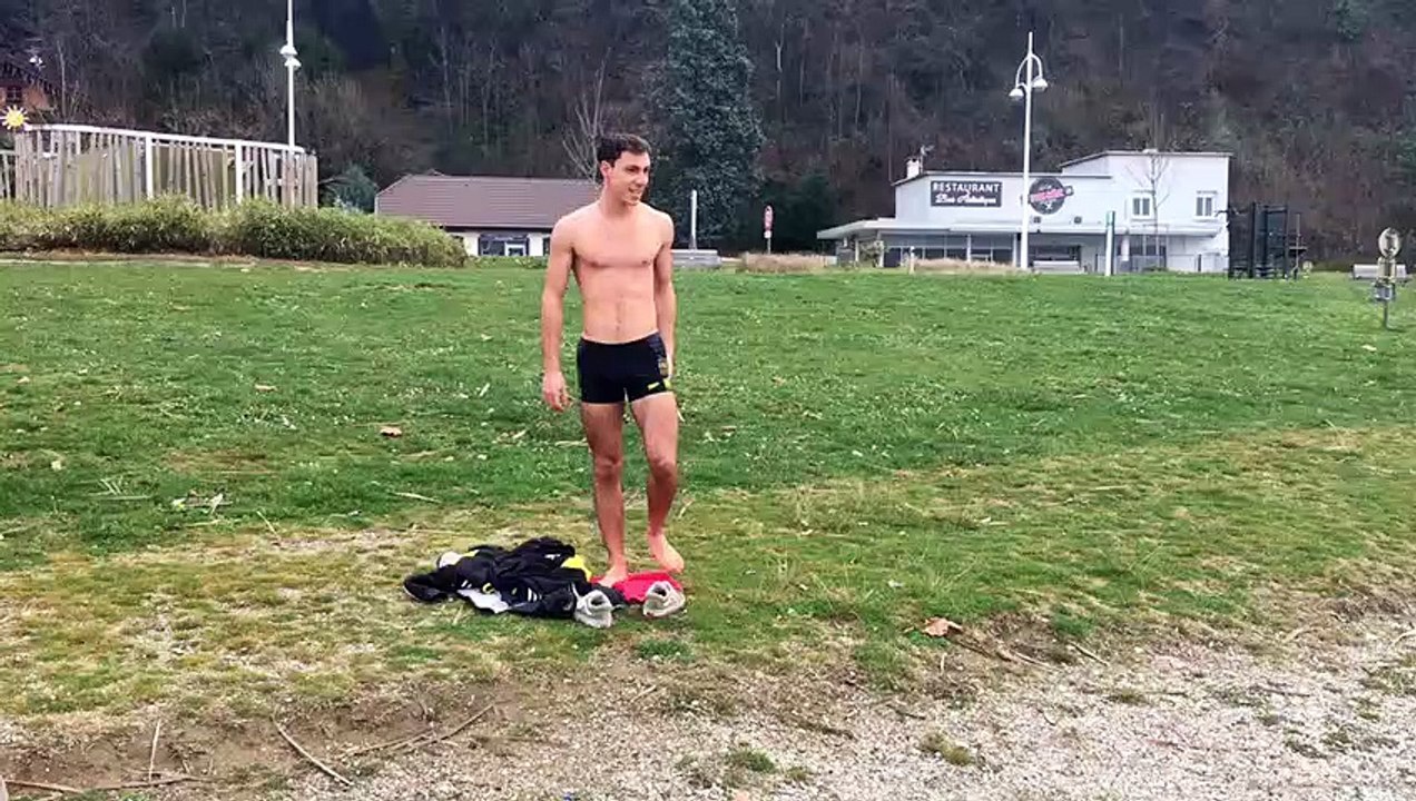 L'exploit d'Adrian : un bain solitaire du 1er janvier à Aix-les-Bains