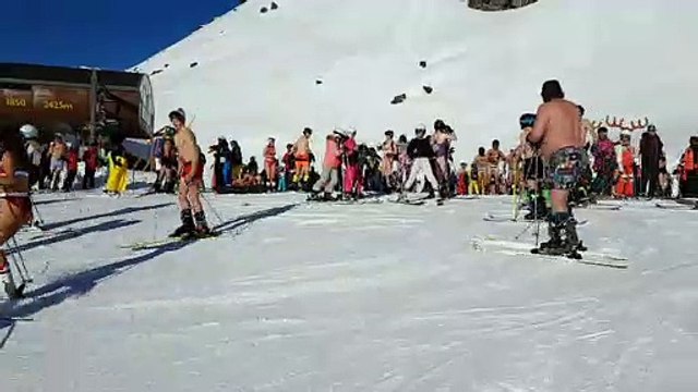 Savoie : à Sainte-Foy-Tarentaise, ils skient en sous-vêtements pour la bonne cause