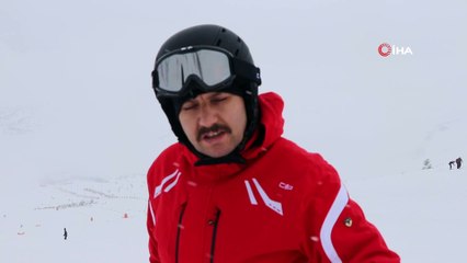 Vatandaşlar yılın ilk gününde Yıldız Dağı Kayak Merkezine akın etti