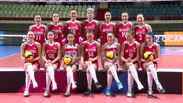 Olimpiyat elemelerine katılacak kadın milli voleybolcular medya ile buluştu