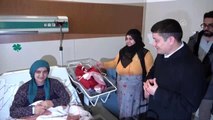 Erciş Kaymakamı Mehmetbeyoğlu, yeni yılın ilk bebeğine altın hediye etti