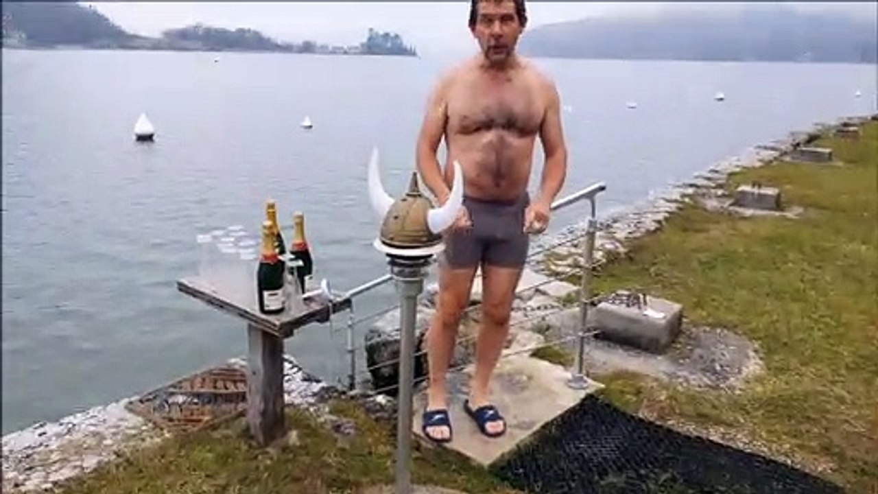 Dans le lac d'Annecy, le bain du nouvel An est une tradition pour les Vikings