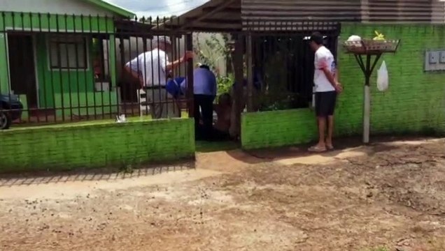 Homem sofre queimaduras ao cair sobre churrasqueira