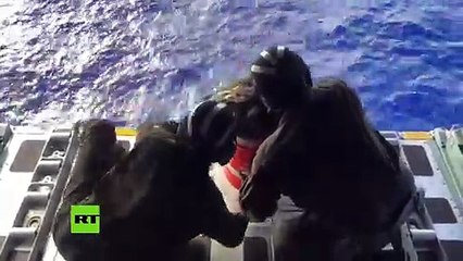 Este barco con 3.500 coches Nissan navega a la deriva y sin tripulación tras incendiarse