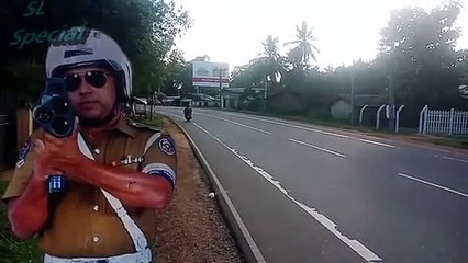 Arrestan a dos jóvenes por humillar a Policía de cartón