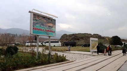 Beyaz cennet" Pamukkale, yeni yılın ilk gününde ziyaretçilerini ağırladı