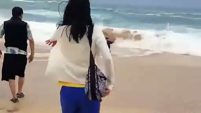 Une vague emporte leurs enfants sous leurs yeux, ils se jettent à la mer pour les sauver