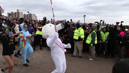 New Yorklular yılın ilk gününde denize girdi