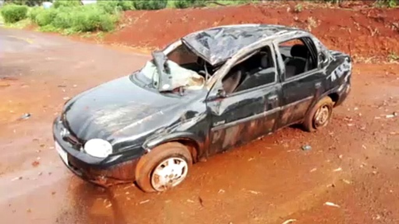 Veículo fica destruído em capotamento na área rural de Cascavel