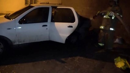 Söndürülmeden dökülen soba külü otomobili yaktı