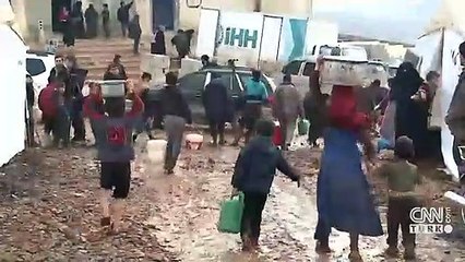 Rejimin saldırıları sürüyor, sınıra göç artıyor