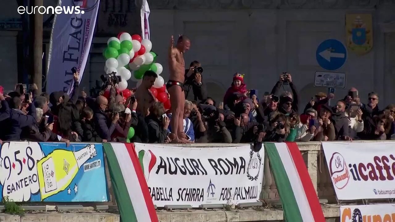 Le traditionnel plongeon du Nouvel an dans le Tibre à Rome en images