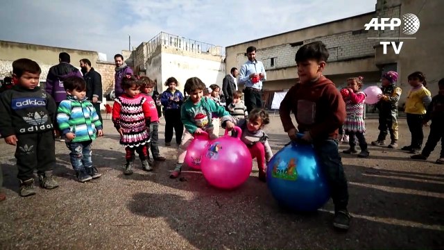 Une prison comme refuge pour des déplacés syriens à Idleb