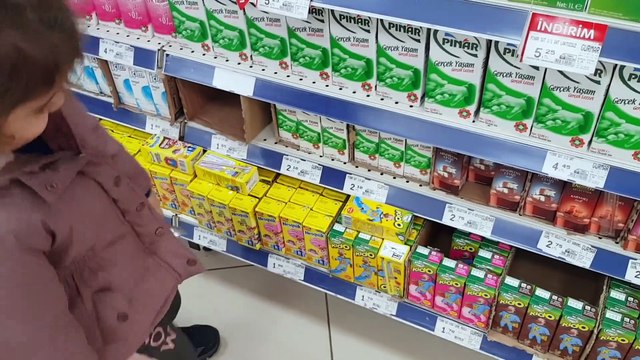 Süpermarket Alışverişine Çıktık Yılbaşı için Abur Cubur Alışverişi Yaptık (çocuk videosu)