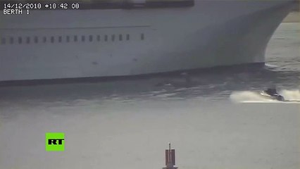 Este enorme crucero esquiva en el último minuto un diminuto bote inflable que se quedó sin gasolina
