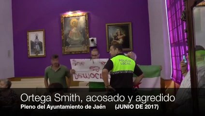 Así se defendió Ortega Smith (VOX) de agresiones en un Ayuntamiento: con la Constitución en la mano