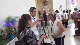 Entrega de medallas en la consagración a la Virgen María con Padre Carlos Rosell de Almeida