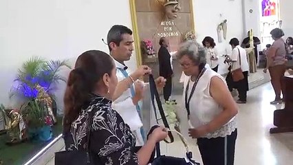 Entrega de medallas en la consagración a la Virgen María con Padre Carlos Rosell de Almeida