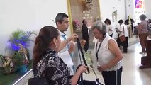 Entrega de medallas en la consagración a la Virgen María con Padre Carlos Rosell de Almeida