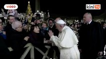 Paderi Paus mohon maaf tampar tangan wanita menariknya
