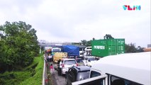 VIDEO: 'Parkir Massal' di Tol Cikampek Arah Jakarta