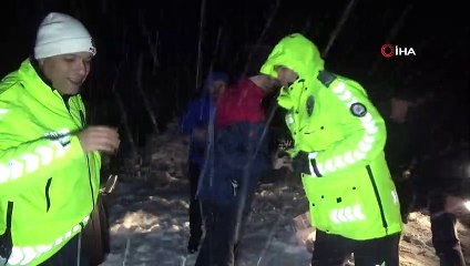 Doğum gününü polislerle kar altında kutladılar