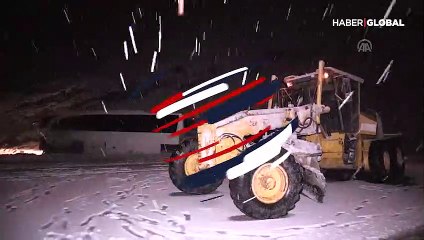 Erzincan'da yolcu otobüsü iş makinesine çarptı! Çok sayıda yaralı var