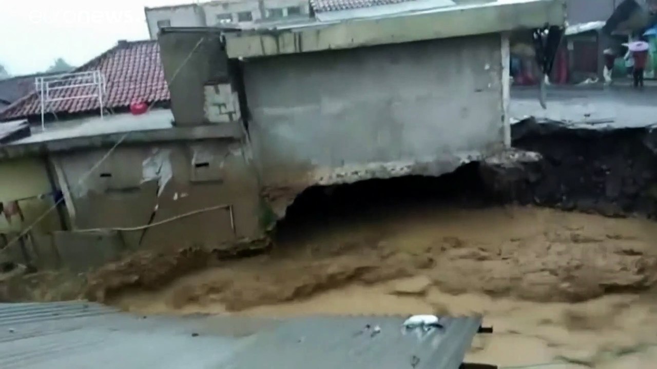 ارتفاع حصيلة ضحايا الفيضانات في أندونيسيا إلى 30 قتيلاً والعشرات في عداد المفقودين