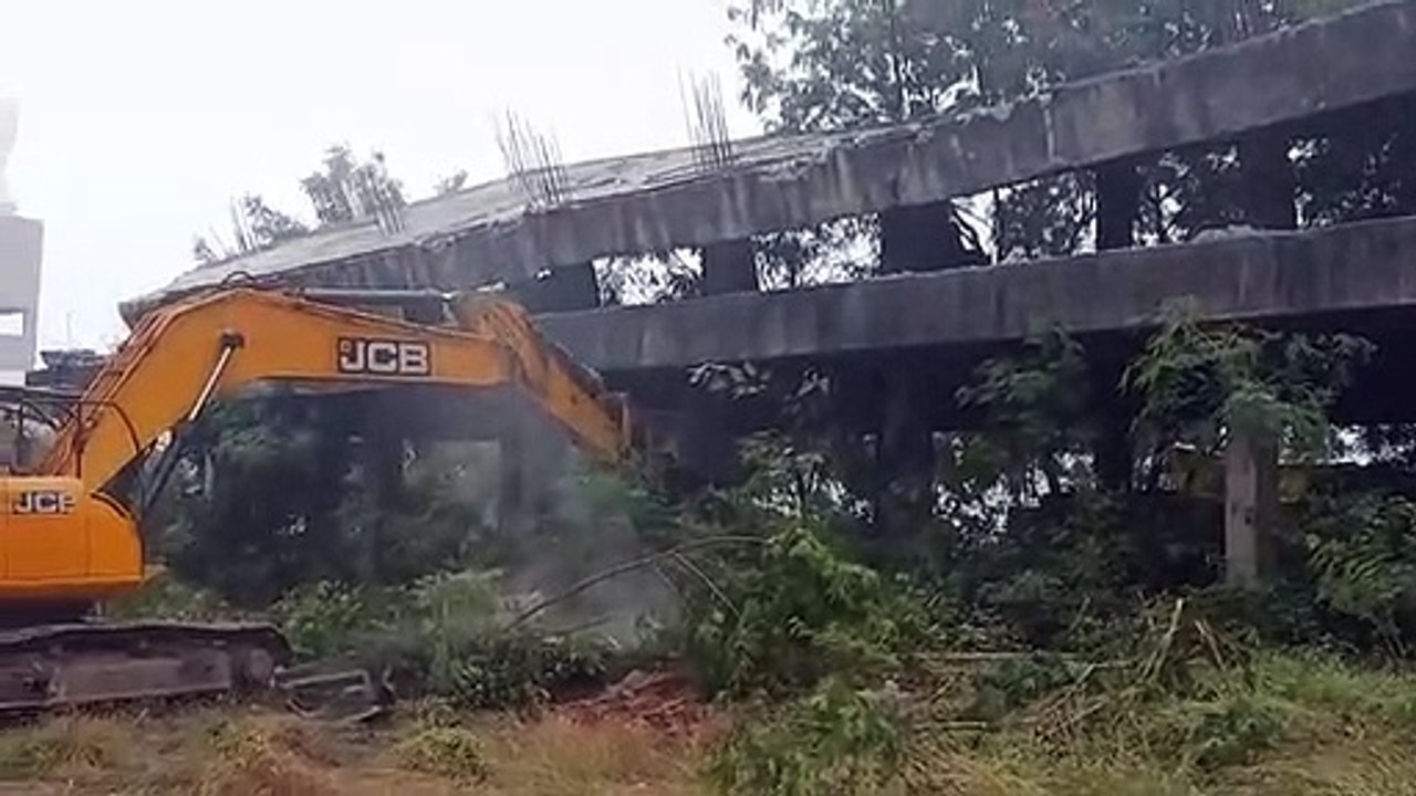 कोहरे की धुंध में इंदौर निगम की माफिया सफाई, ध्वस्त हुआ माफिया चंपू अजमेरा का निर्माणाधीन क्लब हाऊस