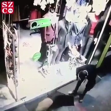 Mağaza önünde uyuyan köpeği görünce bir vicdan örneği sergileyip üzerine montunu örten koca yürekli adam