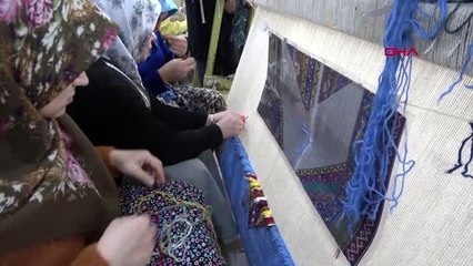 Bitlis attıkları ilmeklerle ev ekonomilerine katkı sağlıyorlar