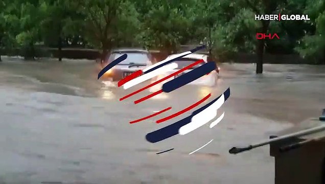 Endonezya'daki sel felaketinde ölü sayısı 21'e yükseldi